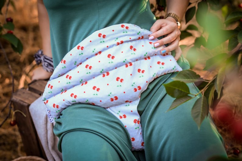 TERMOFOR Z PESTEK WIŚNI NA BÓL BRZUCHA CHERRY LIFE